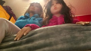 Ayah Ajarkan Anak Perempuan Tirinya Cara Menghisap Kontol (bagian 1/3)