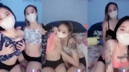Dua Cewek Saling Jilat Tetek Basah Kuyup.