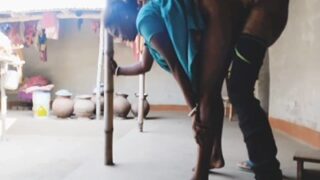 Video Bokep Lokal Suami Ngentot Istri Sambil Berdiri