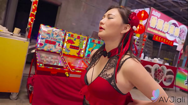 Cewek China Mio Digenjeng Di Pasar Malam, Crot Di Dalem.
