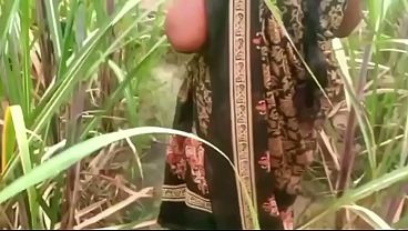 Ibu Tiri Dan Anak Tiri Ngewe Di Luar Rumah Desa, Basah Kuyup Kena Panas.