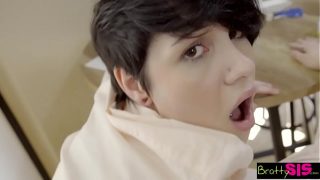 Bratty – Ngentotin Step Sister Gue Di Ranjang Nyokap Bokap
