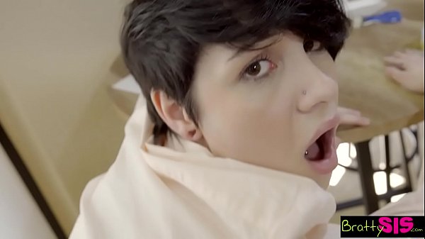 Bratty – Ngentotin Step Sister Gue Di Ranjang Nyokap Bokap