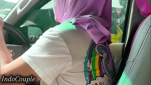 Wanita Hijab Muslimah Indonesia Lagi Nyetir Sambil Nyepong Kontol Pacar Di Jakarta, Videonya Viral