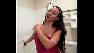 Mandi Arab Sasha Sange Sambil Basahin Badan
