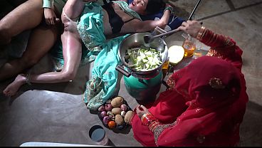 Ibu Tiri Di Dapur, Melenggak-lenggok Sambil Masak, Desi Hot Mom Siap Digoda, Bibir Merah Basah Kena Minyak.