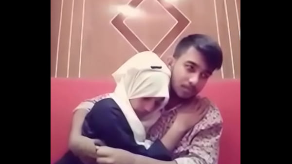 Desi Cewek Dan Cowok Lagi Ciuman Panas Di Hotel, Bibir Saling Menggigit, Badan Saling Merapat, Bikin Pengen Lebih.