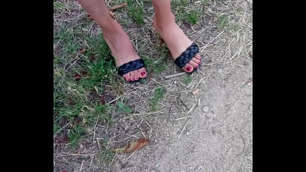 Ibu-ibu Arab Pelacur, Jari Kaki Seksi Dan Hak Tinggi Bikin Ngiler.