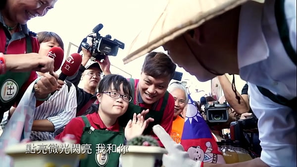 韓國瑜官方頻道點亮微光mv 改成：韓國瑜頻道點燃奶罩微光，濕身搖晃mv
