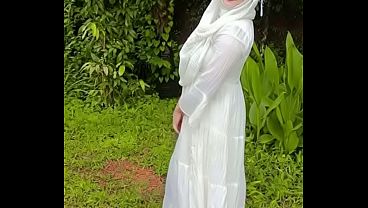 Nunjukin Pantat Hijabku Di Luar, Bikin Lihat-lihat.