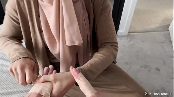 Ibu Tiri Arab Bantu Anaknya Yang Patah Tangan, Tangannya Sibuk Urusin Yang Lain.