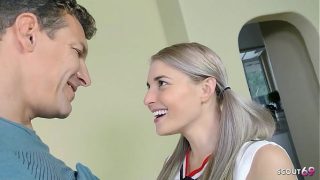 Cewek Cheerleader Kecil Berambut Pirang Dengan Tetek Mungil Ngomong Dulu Sebelum Digenjot Keras Sama Bapak Tiri, Lalu Muka Penuh Air Mani.