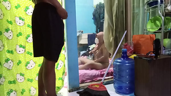 Ngentotin Istri Temen Yang Lagi Sibuk Mainin Diri Sendiri.