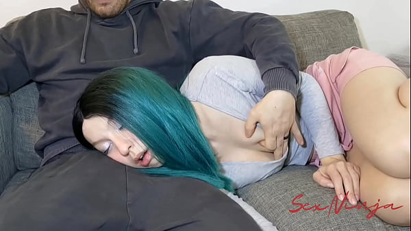 Mau Rebahan Di Pangkuan Kakak Tiri, Biar Enak Tidur Sambil Ngerasain Sesuatu Yang Bikin Merem Melek.