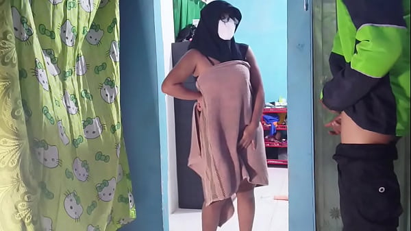 Kepergok Ojol Ngantar Makanan Pas Lagi Sibuk Mainin Kontol Sendiri.