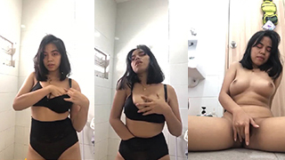 Mahasiswi Cantik Toket Gede Mainin Memek Sampe Basah Kuyup