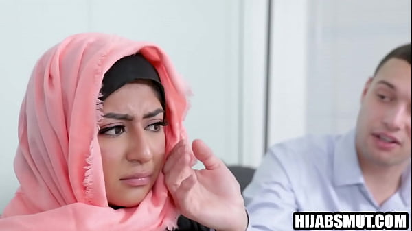 Gadis Jilbab Terpaksa Digaruk Bule Amerika Sampai Meringis
