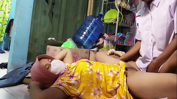 Ajak Ngentot Ibu Tiri Pas Mau Berangkat Sekolah, Makin Panas Makin Seru.