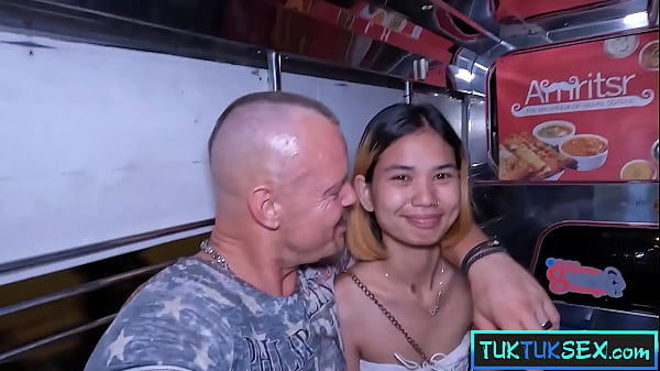 Gadis Thailand Mungil Dijemput Tuk Tuk Di Pattaya, Langsung Digebet Buat Main Ranjang.