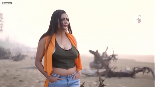 Foto Panas Desi, Pose Bikin Makin Pengen