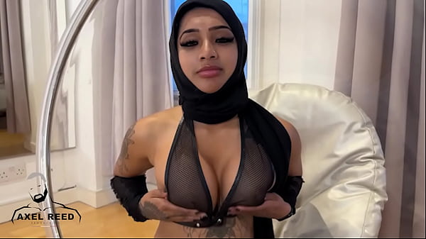 Gadis Arab Berhijab Digebukin Habis Sama Cowok Kekar Sambil Nahan Erangan
