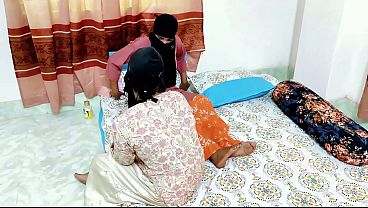 Desi Bhabhi Main Dildo Chod Rahi Hai, Muh Se Paani Tapak Raha Hai