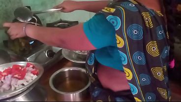 Ibu Rumah Tangga India Lagi Masak Sambil Main Seru Sama Selingkuhan.