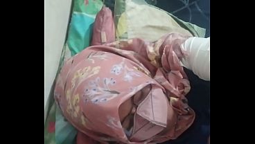 Tante Riani Ngewe Kontol Sambil Nikmatin Tiap Tetesnya.
