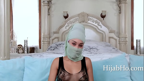 Ibu Tiri Berhijab Menenangkan – Cali Lee, Bikin Makin Panas.