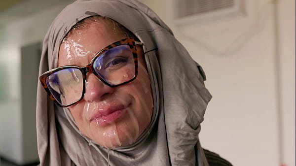 Hijab Cosplay – Ibu Bule Ngentot Muka Muncrat