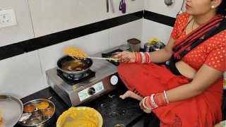 कोमल दिवाली पर नमकीन बना रही थी, तभी देवर ने भाभी को गरम-गरम ले लिया