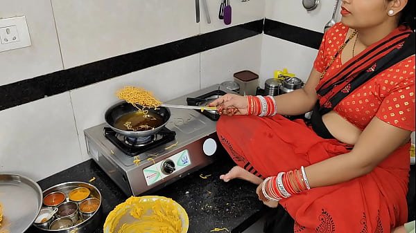 कोमल दिवाली पर नमकीन बना रही थी, तभी देवर ने भाभी को गरम-गरम ले लिया