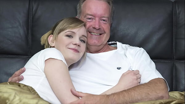 Blonde Seksi Nunduk Siap Ditusuk Kontol Gede Kakek Tua