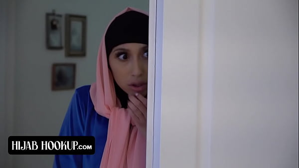 Gadis Cantik Berhijab Dengan Bokong Montok Digebahin Sama Instruktur Bejat Sampai Meringis