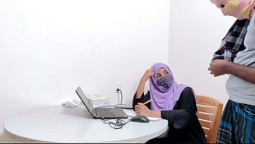 Bankir Hijab Montok Digebuk Petani Kampung, Desi Chudai Panas Abis