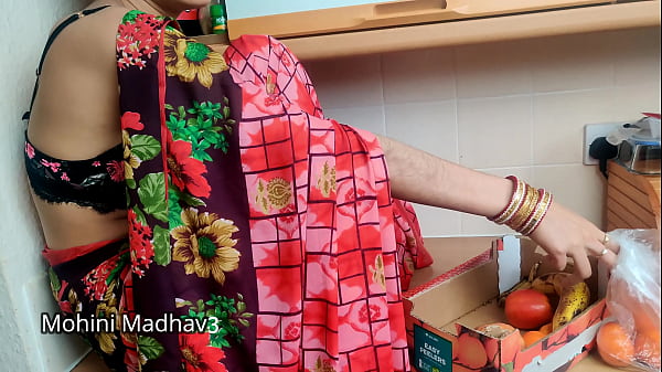 भारतीय देसी फल बेचने वाली मालकिन ने भाव-ताव में ग्राहक के साथ जोरदार चोदाई की हिंदी ऑडियो