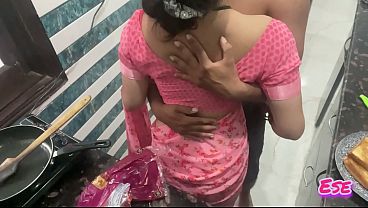 Desi Bhabhi Dapur Panas, Sambil Masak Sange Berat, Langsung Digoblok Habis-habisan