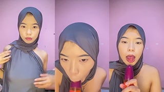 Acel Celva Jilbab Hitamnya Basah, Mulutnya Penuh Botol.