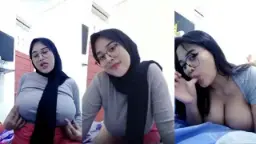 Acha Pake Hijab, Toket Gede, Cantik, Pake Kacamata—bikin Ngilu Ngeliatnya.
