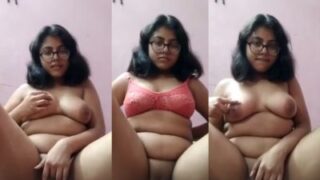 Gadis Chashmish Berdada Besar Meremas Dan Menjilati Jari-jarinya Sendiri