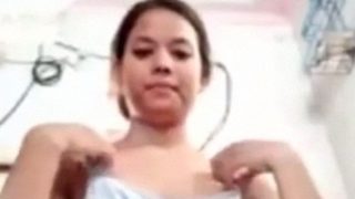 Guwahati Cewek Bongkar Bra, Goyang Topless Bikin Makin Liar.
