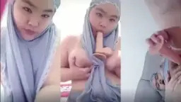 Wanita Mukenah Abu-abu Bugil Colmek Sambil Ngangkang, Nafas Tersengal-sengal.