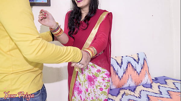 Desi Bhabhi Ditegorin Kontol Gede Sambil Ngesot Dalem, Abis Itu Diobok-obok Lubang Belakang.