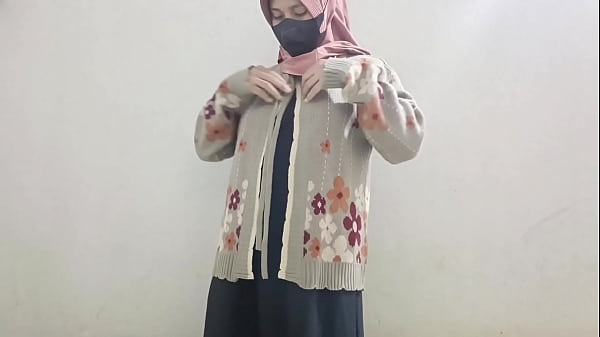 Gadis Berhijab Main Timun Buat Bikin Diri Sendiri Puas.