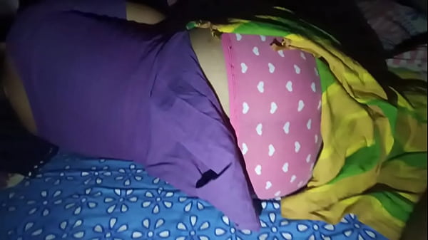 Desi Bhabhi Pake Salwar, Pantat Gede Ngepres Bikin Ngaceng