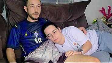 Irmã Tadinha Gozada Pelo Irmão Enquanto Torce Pelado Pro Brasil