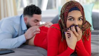 Liatin Stepbro Lagi Ngajarin Stepsis Berhijab Soal Ranjang Sebelum Nikah, Bikin Makin Pengen.