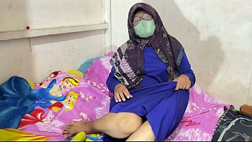 Wanita Berhijab Lagi Mainin Diri Sendiri, Desahan Panas Menggoda.