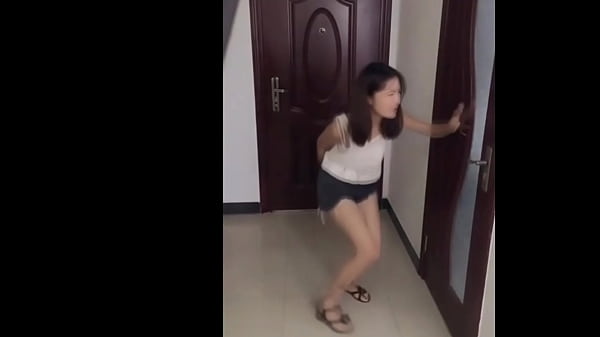 Cewek Cina Nahan Kencing Sampai Nggak Tahan, Pengen Pipis Di Tempat