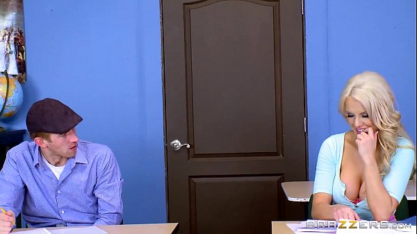 Ngentot Bareng Kenzie Taylor Si Dosen Toge Montok Di Kelas